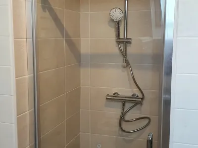 Douche avec paroi vitrée et design minimaliste