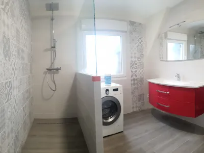 Salle de bain avec douche à l’italienne et carrelage moderne