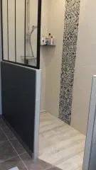 Douche avec séparation en verre et carrelage en mosaïque