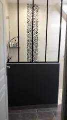 Douche moderne avec paroi vitrée et carrelage effet béton