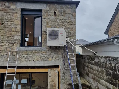 Installation extérieure de climatisation centralisée encastrable