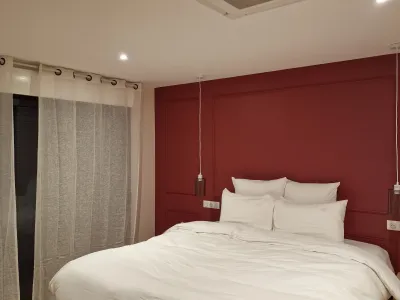 Chambre avec climatisation centralisée encastrable et lit double