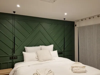 Chambre avec climatisation centralisée encastrable et mur décoratif