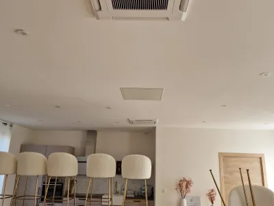 Salon avec climatisation centralisée encastrable et bar