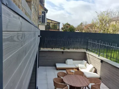 Terrasse avec vue et climatisation centralisée encastrable à l’extérieur