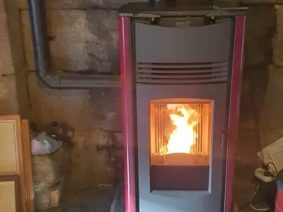 Poêle à bois moderne en fonctionnement dans une salle