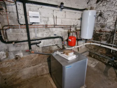 Système de chauffage avec chaudière murale et plomberie