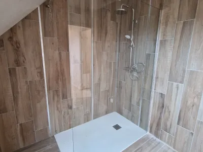 Douche avec paroi vitrée et robinetterie moderne