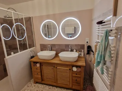 Salle de bain avec WC, douche, et espace de rangement