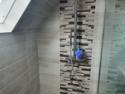 Douche à l’italienne avec carrelage vert moderne
