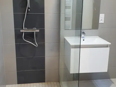 Douche à l’italienne moderne avec meuble sous vasque blanc