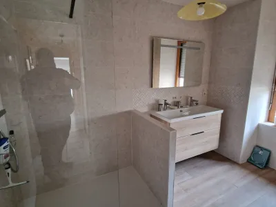 Salle de bain moderne avec douche à l’italienne et meuble sous vasque