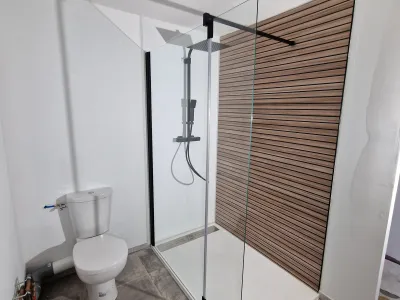 Salle de bain avec WC et douche à l’italienne