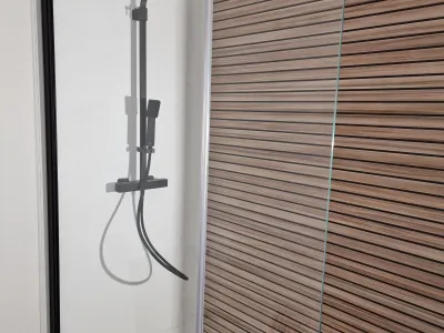 Douche avec carrelage mural en bois et sol carrelé