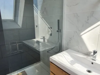 Salle de bain avec douche à l’italienne et mobilier moderne