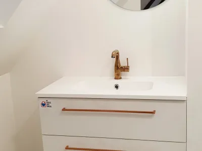 Meuble vasque avec robinet doré et miroir rond