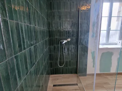 Douche avec carrelage bleu et étagère murale