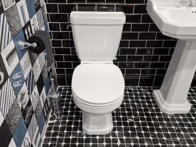 WC avec carrelage noir et blanc, lavabo sur pied