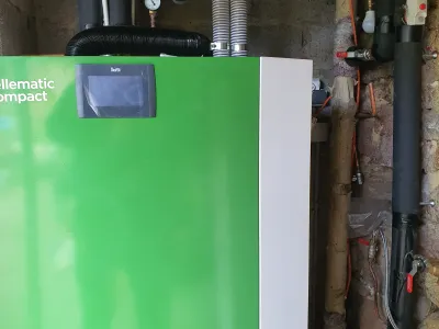 Chaudière compacte de chauffage central avec réservoir intégré