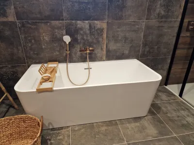 Baignoire moderne avec robinet en cuivre dans une salle de bain élégante