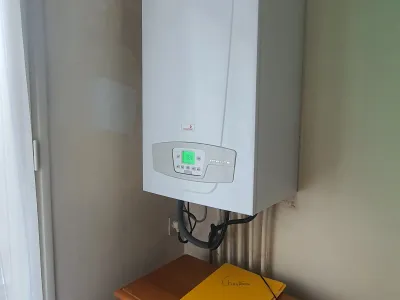 Chauffe-eau de chauffage central installé dans une pièce