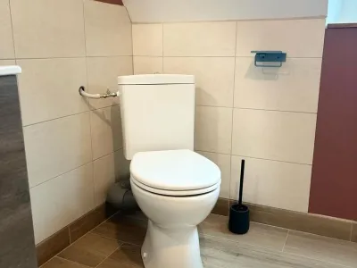 Salle de bain avec meuble de rangement en bois et vasque moderne