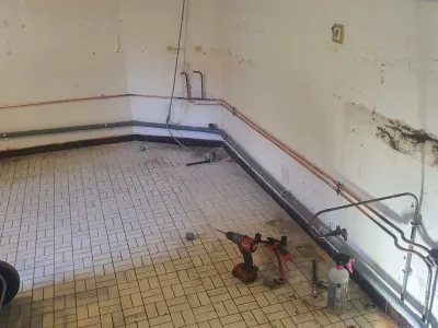 Pièce en rénovation avec installation de plomberie en cours